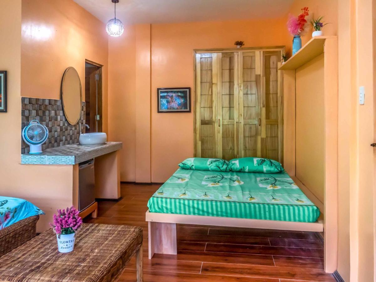 Blue Moon Guesthouse Puerto Princesa Bagian luar foto